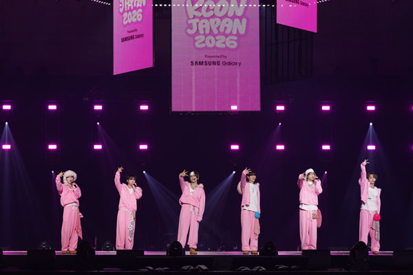 DXTEEN、デビュー3周年目前に「KCON JAPAN 2026」出演！TOMORROW X TOGETHER「CROWN」初カバーで大歓声