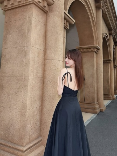 森咲智美、大人のシンプル黒ワンピースで浮き上がるナイスプロポーション！！