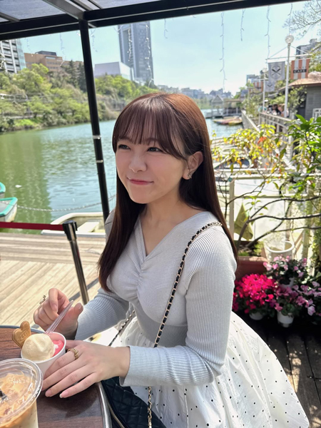 武田智加、淡色トップス×ドット柄スカートの春爛漫コーデ！
