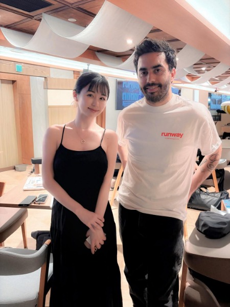 くりえみ、あふれんばかりの美ボディで魅せるシックな大人ブラックワンピ姿!