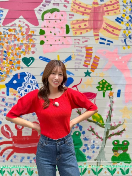 中川安奈、赤×青のメリハリカラーコーデで長脚スラリ