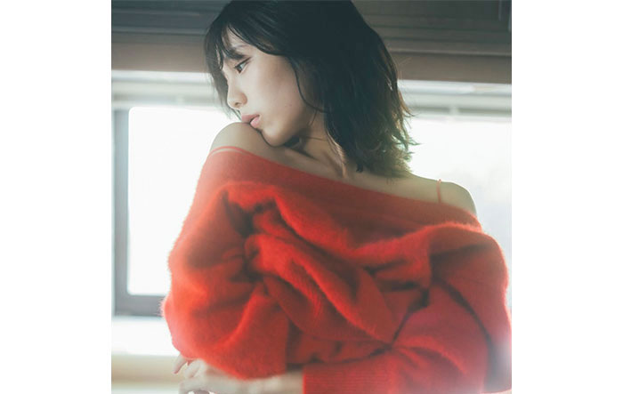 菊地姫奈、極細くびれの脱ぎかけショットにファン「完璧過ぎるくらい完璧です。」