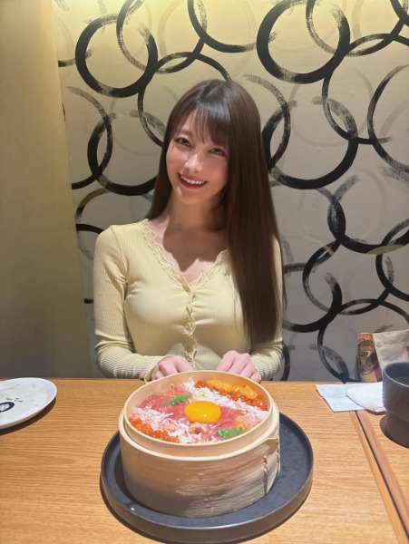 赤城ありさ、上品ファッションで居酒屋を満喫！