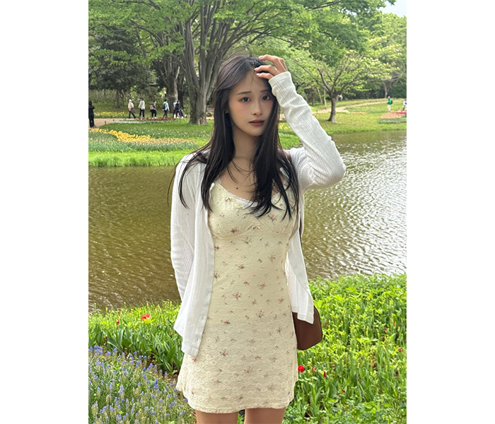 相沢菜月、美貌がきわだつミニ丈ワンピースで花畑を堪能