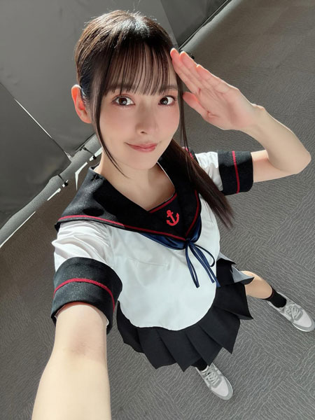 上坂すみれ、可憐なセーラー服姿にファンズッキュン！「最高に可愛らしくてニコッとした笑顔の上坂さんが素敵ですね」