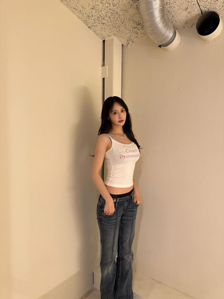相沢菜月、シンプルデニムコーデで圧巻の美スタイルがあらわに