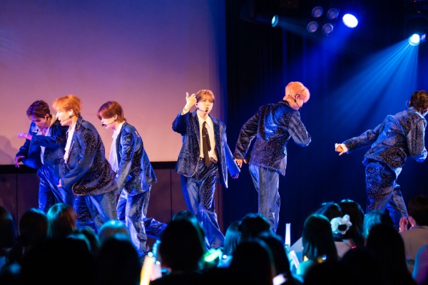 KAJA、6人完全体で魅せたAWARDステージ、新EP「FORWARD」収録曲を初披露