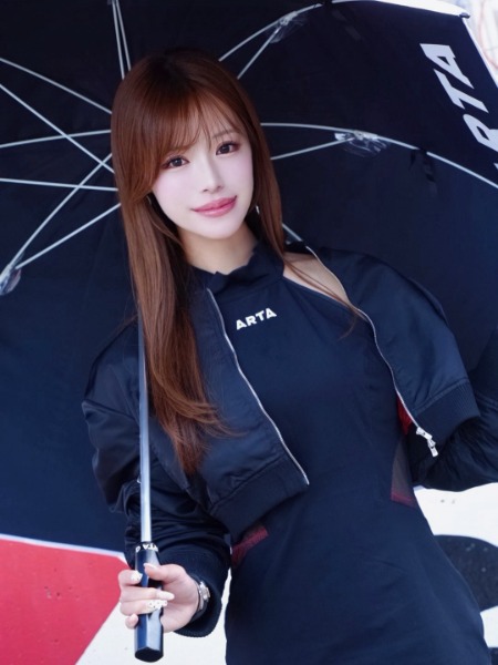 広瀬晏夕、絶対領域あらわなブラックコスチューム×ストレートヘアの完璧ショットにファン悶絶