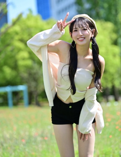 池永百合、ガーリーなモノトーンコーデで可愛さMAX！屋外ショットにファン悶絶
