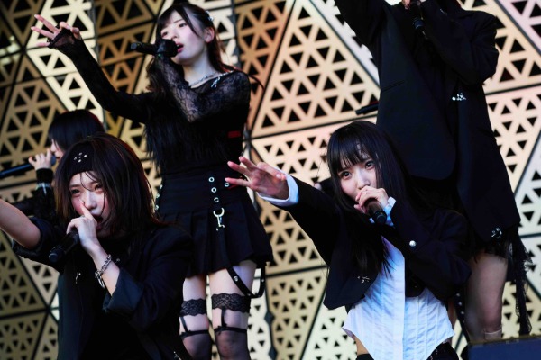 WHITE SCORPION、池袋リリースイベントに2833人動員！豊洲PITで3周年ライブ開催決定