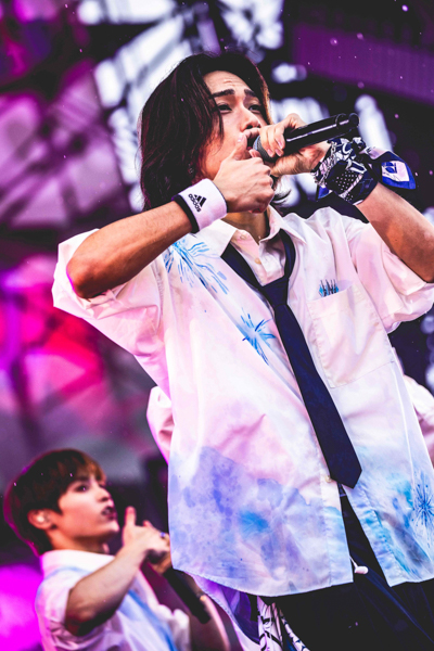 INI、雨のごぶごぶフェスでDAY2開幕！全8曲を全力パフォーマンス