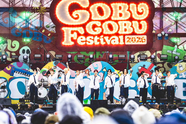 INI、雨のごぶごぶフェスでDAY2開幕！全8曲を全力パフォーマンス