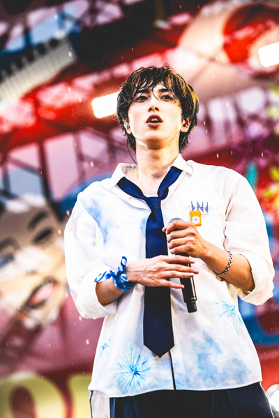 INI、雨のごぶごぶフェスでDAY2開幕！全8曲を全力パフォーマンス
