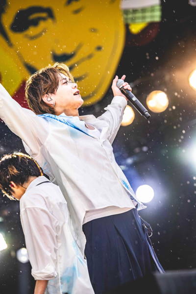 INI、雨のごぶごぶフェスでDAY2開幕！全8曲を全力パフォーマンス