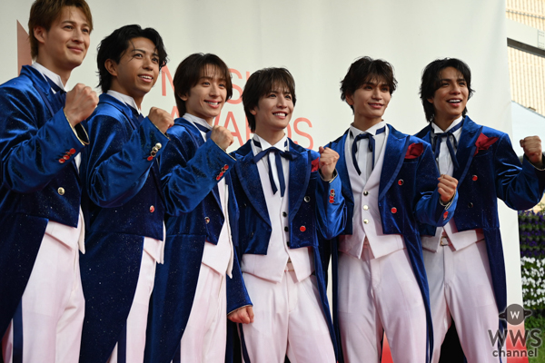 MATSURI、ブルーと白のタキシードでレッドカーペットに登場！〈MUSIC AWARDS JAPAN 2026〉