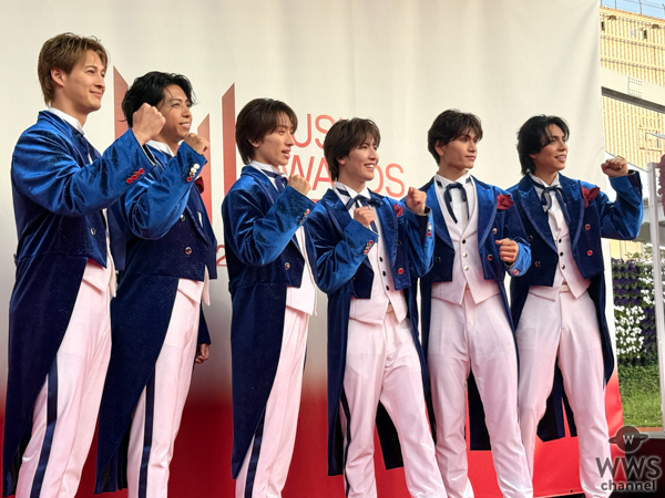 MATSURI、ブルーと白のタキシードでレッドカーペットに登場！〈MUSIC AWARDS JAPAN 2026〉
