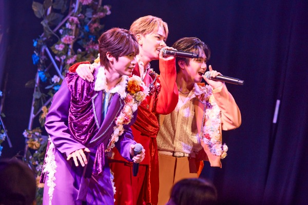 THE SUPER FRUIT、中毒性100%な新曲「もちもちメンタルッ！」の初披露も！色とりどりの個性と新曲でフルファミを魅了！『ONE FLOWER HALL TOUR2026』東京セミファイナル公演＜ライブレポート＞