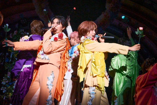 THE SUPER FRUIT、中毒性100%な新曲「もちもちメンタルッ！」の初披露も！色とりどりの個性と新曲でフルファミを魅了！『ONE FLOWER HALL TOUR2026』東京セミファイナル公演＜ライブレポート＞