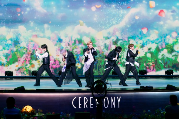 TOMORROW X TOGETHERがドラマチックなライブパフォーマンス！＜Mrs. GREEN APPLE presents『CEREMONY』＞