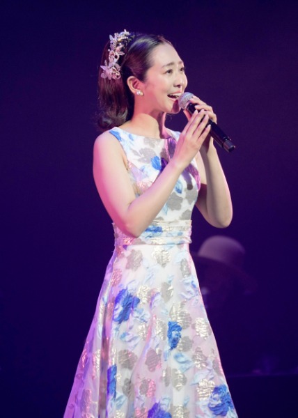 羽山みずき、デビュー10周年記念コンサートでギター弾き語りやシャンソンに初チャレンジ!由紀さおりがサプライズで登場!!