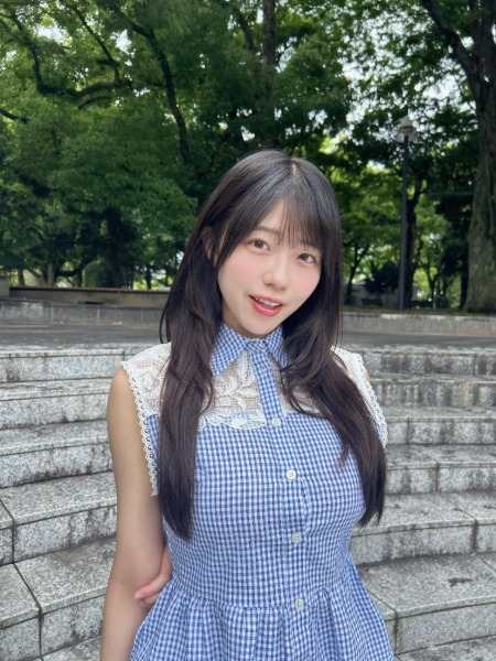 工藤理子、ギンガムチェックの青ワンピで夏少女！ファン絶賛「ビジュいい」
