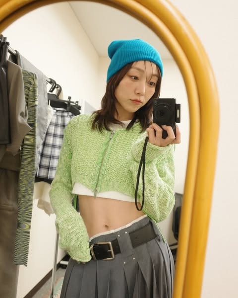 須田亜香里、圧巻の美くびれ公開!おしゃれな衣装に釘付け!