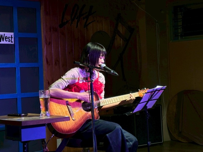 岸本ゆめの、地元大阪で弾き語り＆トークライブ開催！ビール片手に関西弁トークで観客沸かす