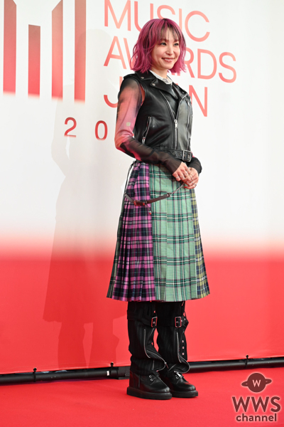 LiSA、ロックなスタイルでレッドカーペットに登場!〈MUSIC AWARDS JAPAN 2026〉
