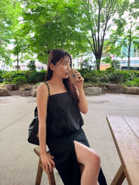 「可愛くて病みつきになりそう」久間田琳加、スリットから美脚！ファン悶絶