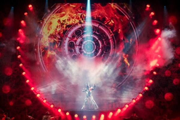 松任谷由実、全72公演ロングツアー「THE WORMHOLE TOUR」で示した人間味あふれる創造性