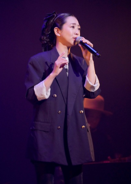 羽山みずき、デビュー10周年記念コンサートでギター弾き語りやシャンソンに初チャレンジ!由紀さおりがサプライズで登場!!