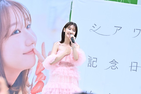 柏木由紀、ソロ初のラゾーナ川崎フリーライブに大興奮！5年ぶりシングル「シアワセ記念日」発売記念イベント開催