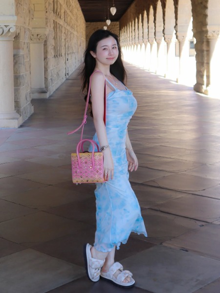 くりえみ、S字くびれがハッキリと！爽やかワンピで「Stanford university」