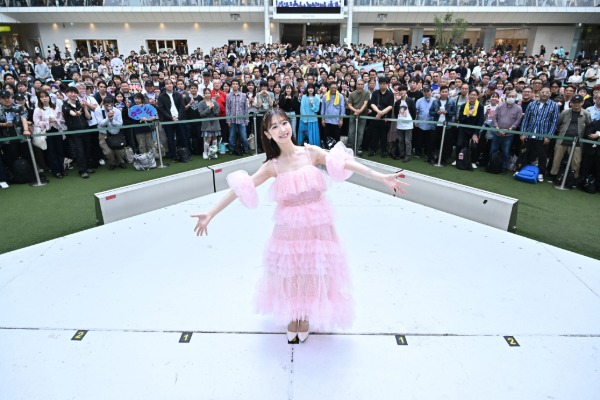 柏木由紀、ソロ初のラゾーナ川崎フリーライブに大興奮！5年ぶりシングル「シアワセ記念日」発売記念イベント開催