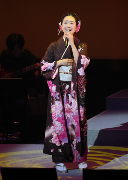 羽山みずき、デビュー10周年記念コンサートでギター弾き語りやシャンソンに初チャレンジ!由紀さおりがサプライズで登場!!