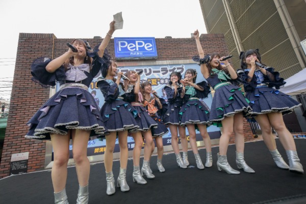 佐久間宣行プロデュースアイドル「ラフ×ラフ」新宿駅前で大規模なフリーライブを開催し、1522人が熱狂公約達成で「全国47都道府県巡業開催」が決定!