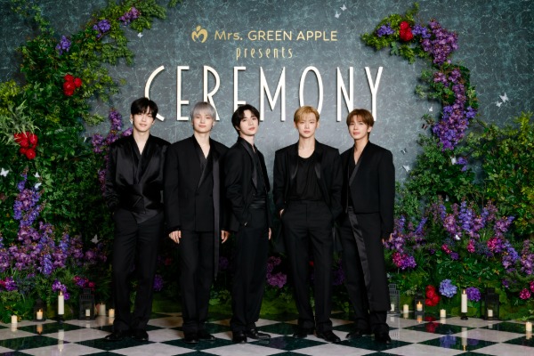 TOMORROW X TOGETHERが洗練された大人の色気漂うモードな衣装でグリーンカーペットに登場！＜Mrs. GREEN APPLE presents『CEREMONY』＞