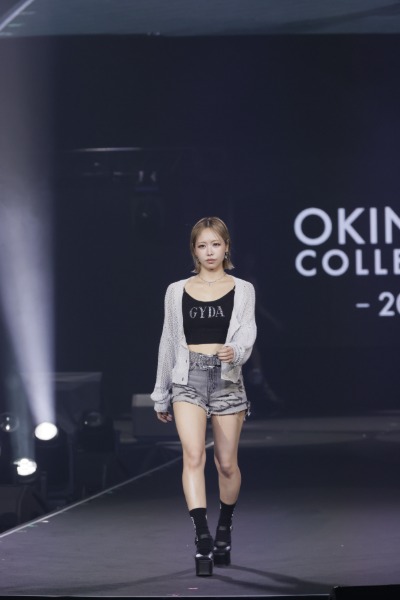 FRUITS ZIPPER・仲川瑠夏、GYDAロゴトップス×ショートデニムでクールな存在感＜OKINAWA COLLECTION 2026＞