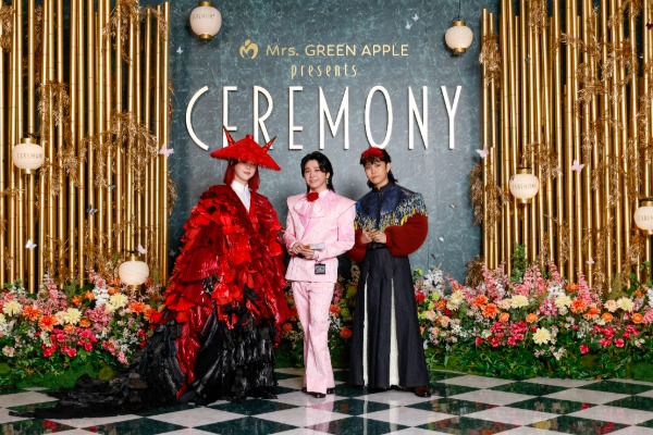 Mrs. GREEN APPLEが華やかさと、物語の世界のような雰囲気を感じさせる衣装でグリーンカーペットに登場！＜Mrs. GREEN APPLE presents『CEREMONY』＞