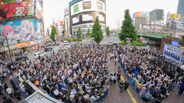 佐久間宣行プロデュースアイドル「ラフ×ラフ」新宿駅前で大規模なフリーライブを開催し、1522人が熱狂公約達成で「全国47都道府県巡業開催」が決定!
