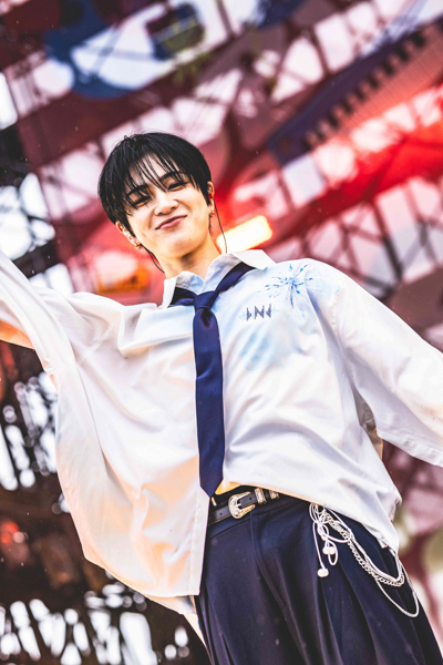 INI、雨のごぶごぶフェスでDAY2開幕！全8曲を全力パフォーマンス