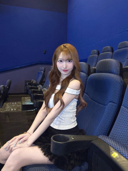 「あああああ映画に集中出来ないいいい」SKE48・野村実代、大人っぽモノトーンコーデでデート風ショットを投稿