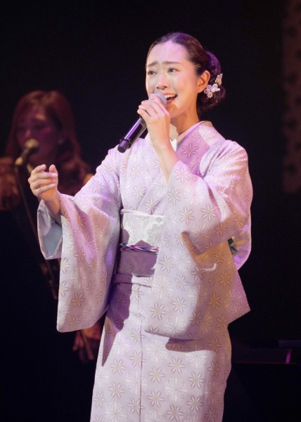 羽山みずき、デビュー10周年記念コンサートでギター弾き語りやシャンソンに初チャレンジ!由紀さおりがサプライズで登場!!