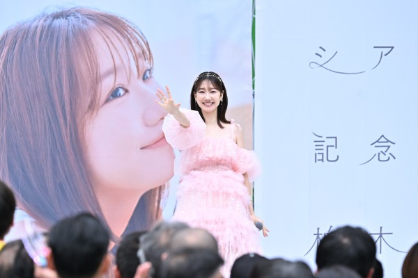 柏木由紀、ソロ初のラゾーナ川崎フリーライブに大興奮！5年ぶりシングル「シアワセ記念日」発売記念イベント開催