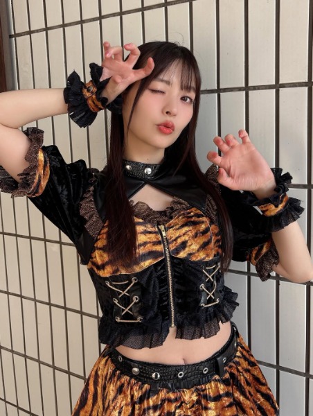 「いきなりセクシーポーズで悩殺」「美しいブラックホール」上坂すみれ、見事なバックショット！！