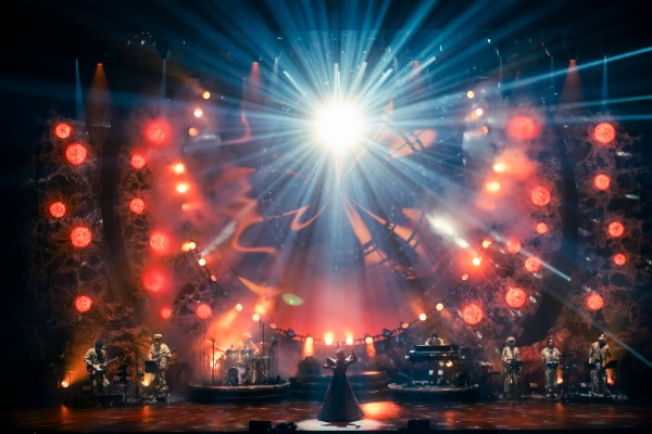 松任谷由実、全72公演ロングツアー「THE WORMHOLE TOUR」で示した人間味あふれる創造性
