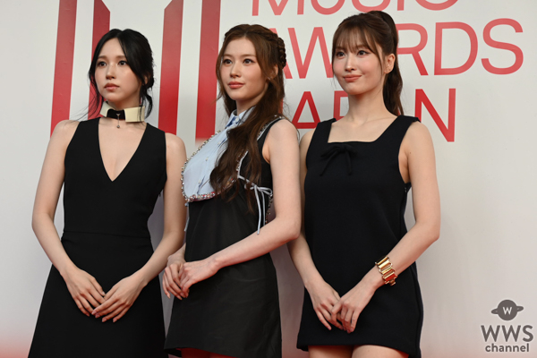 MISAMO、手脚の長さ際立つ黒コーデでレッドカーペットに登場！〈MUSIC AWARDS JAPAN 2026〉