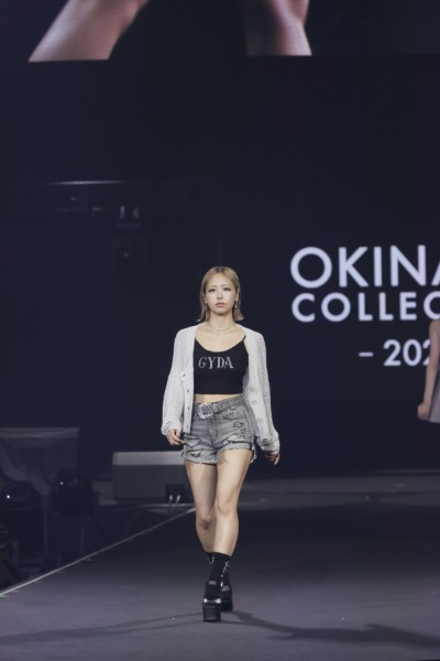FRUITS ZIPPER・仲川瑠夏、GYDAロゴトップス×ショートデニムでクールな存在感＜OKINAWA COLLECTION 2026＞