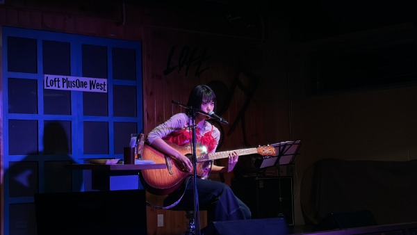 岸本ゆめの、地元大阪で弾き語り＆トークライブ開催！ビール片手に関西弁トークで観客沸かす