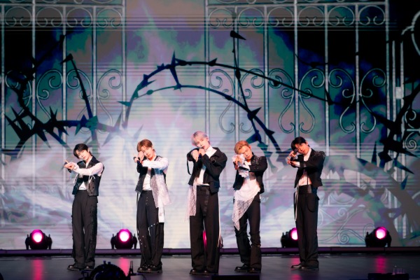 TOMORROW X TOGETHERがドラマチックなライブパフォーマンス！＜Mrs. GREEN APPLE presents『CEREMONY』＞